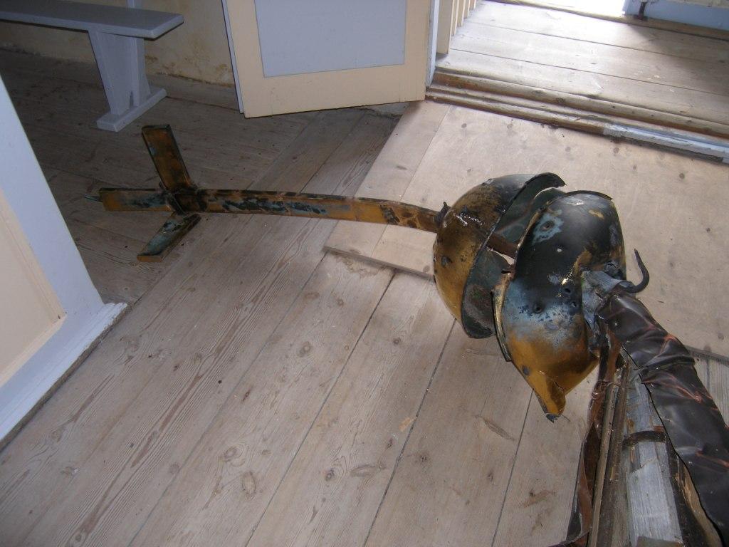 8.augustil 2010a. puhus marutuul tornikiivri tornikiviosalt maha. <br/> Nii tornikiiver kui rist ja kuul valmistati uued.